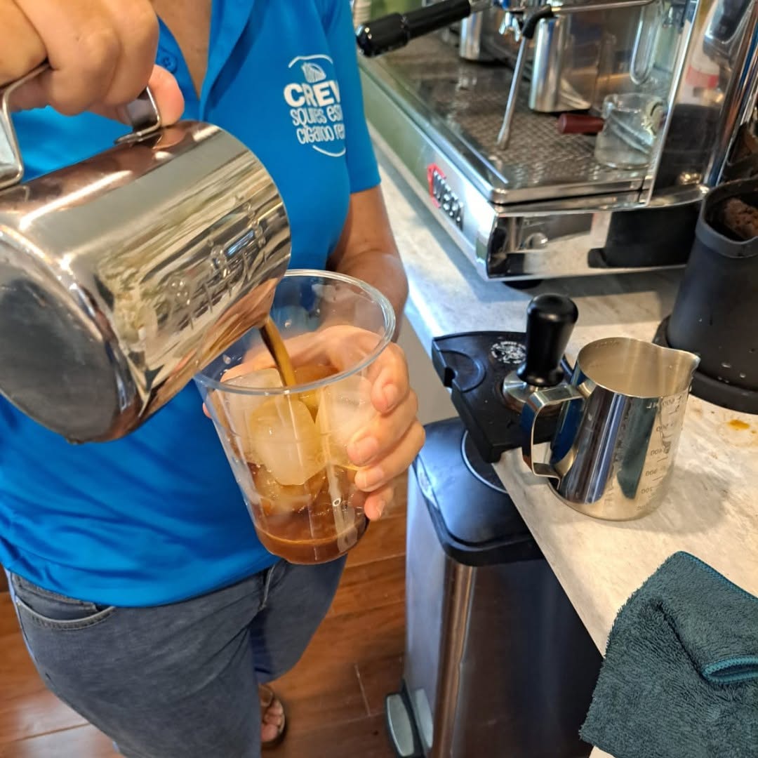Squires Village Coffee Shop: staff preparing coffee drink