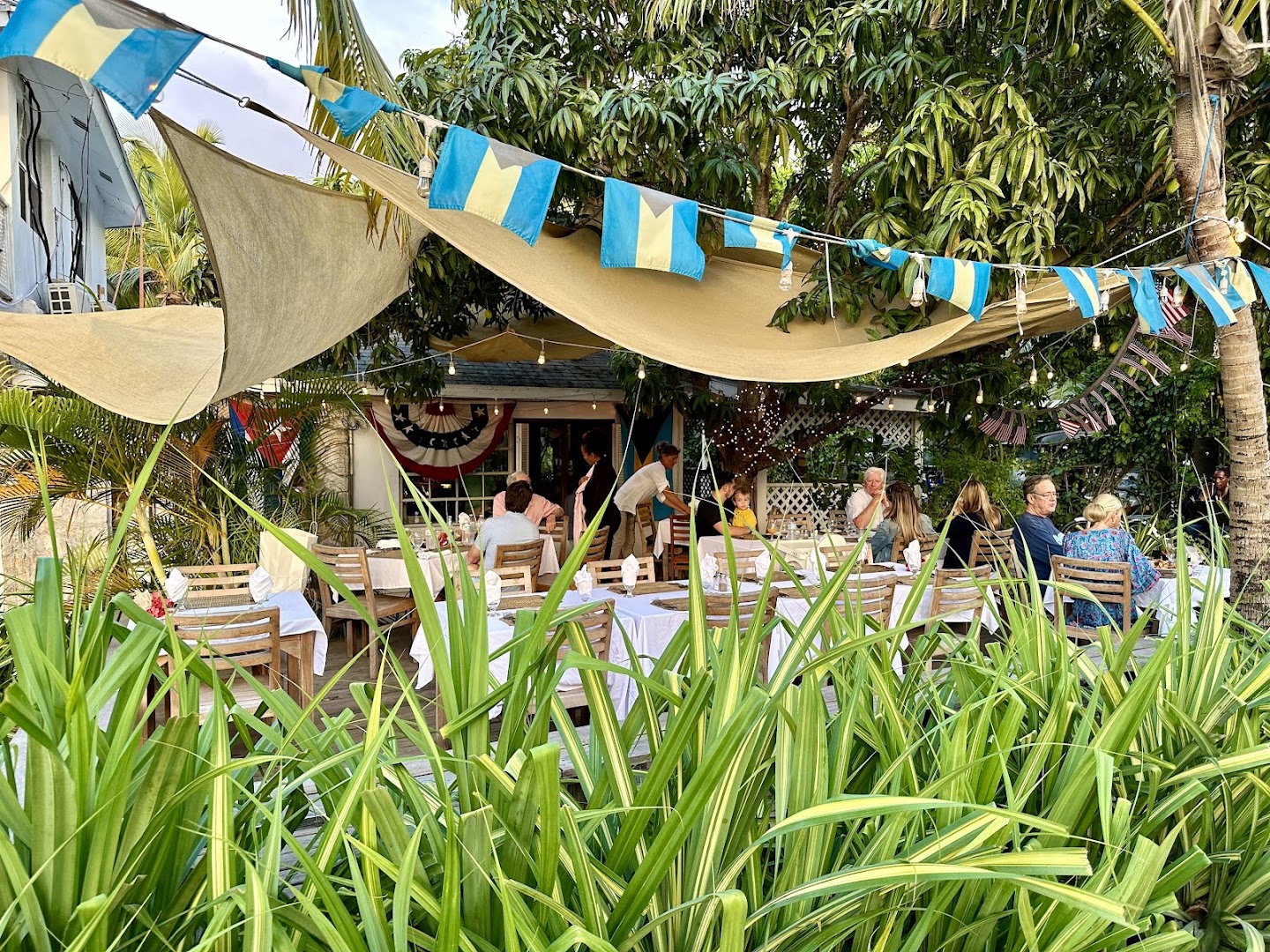 Ma Ruby's: inviting restaurant atmosphere and decor