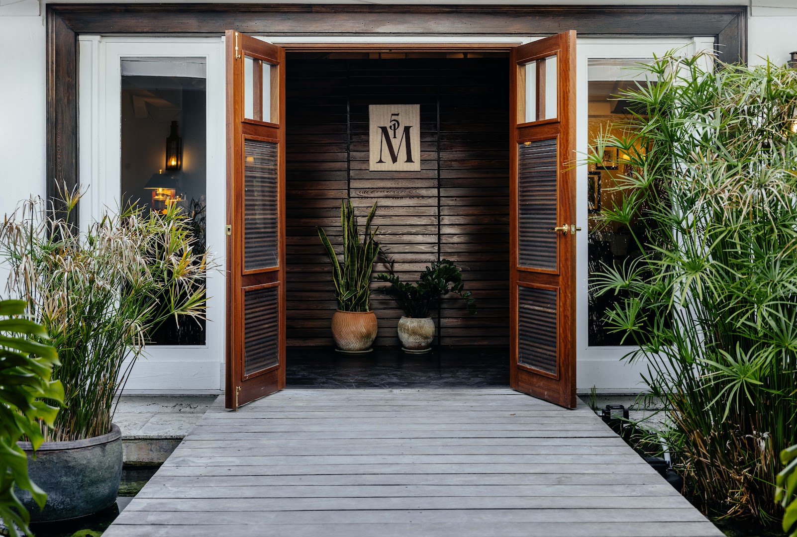 Malcolm 51: professional and inviting restaurant entrance