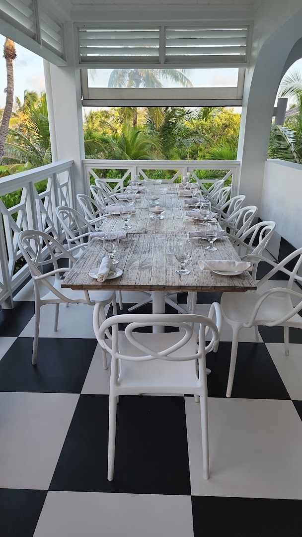 The Pink Mermaid: inviting and clean restaurant terrace