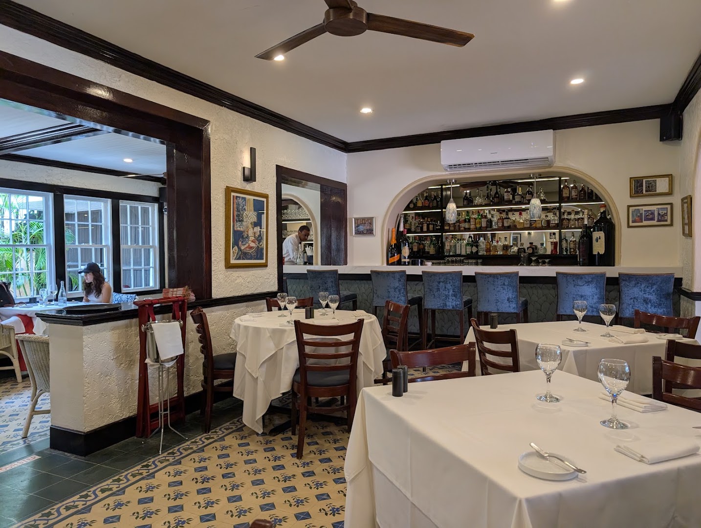 Café Matisse: clear, inviting restaurant interior shot