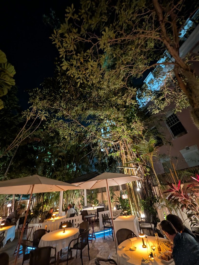 Café Matisse: inviting atmosphere of restaurant terrace
