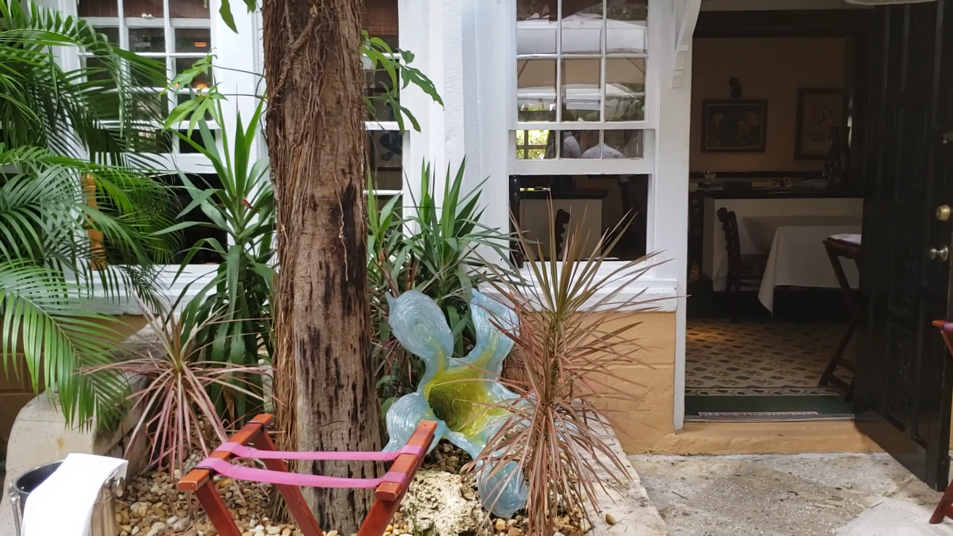 Café Matisse: inviting restaurant exterior and atmosphere