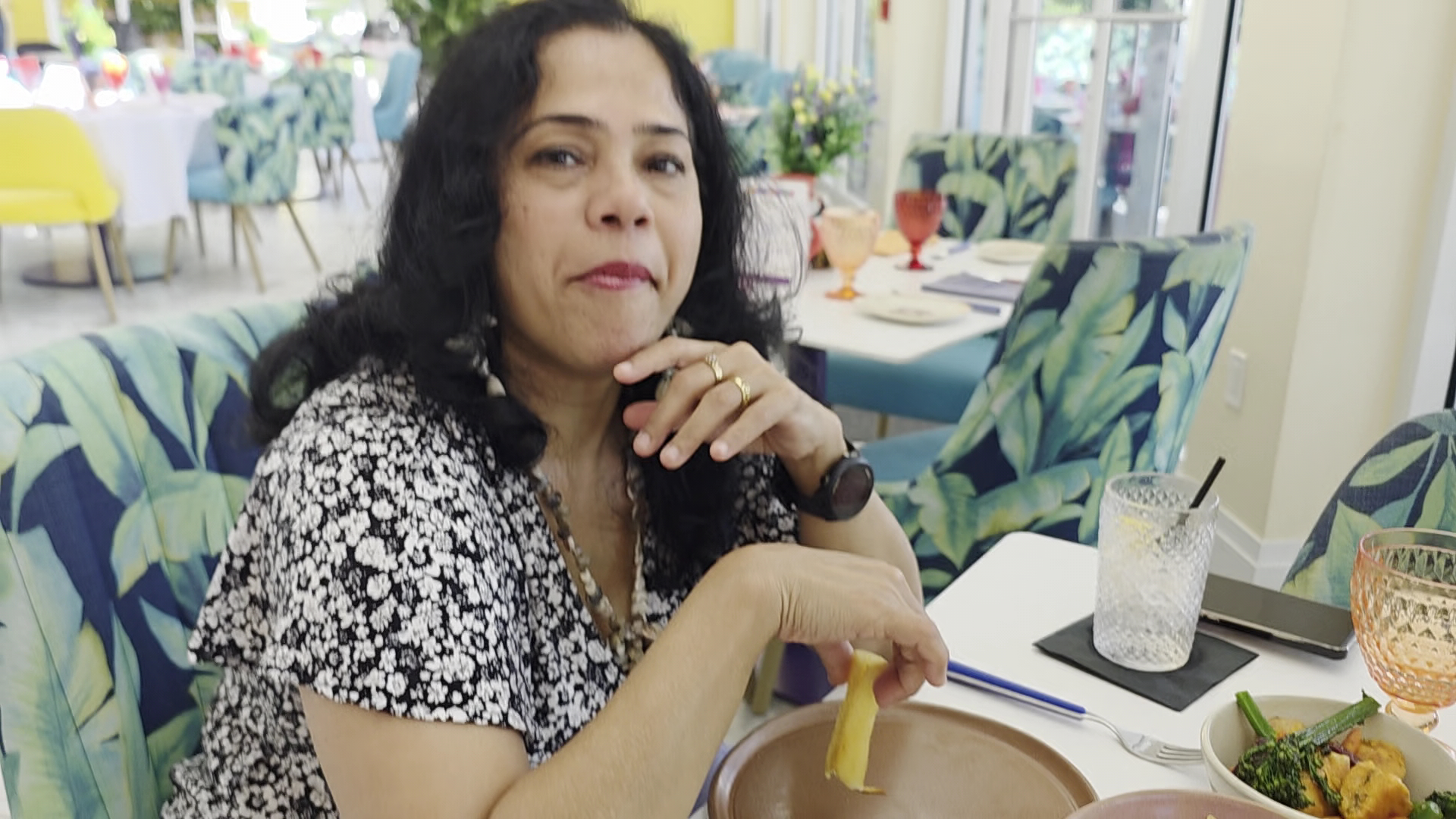Carnivale Bahamas: customer enjoying the restaurant atmosphere