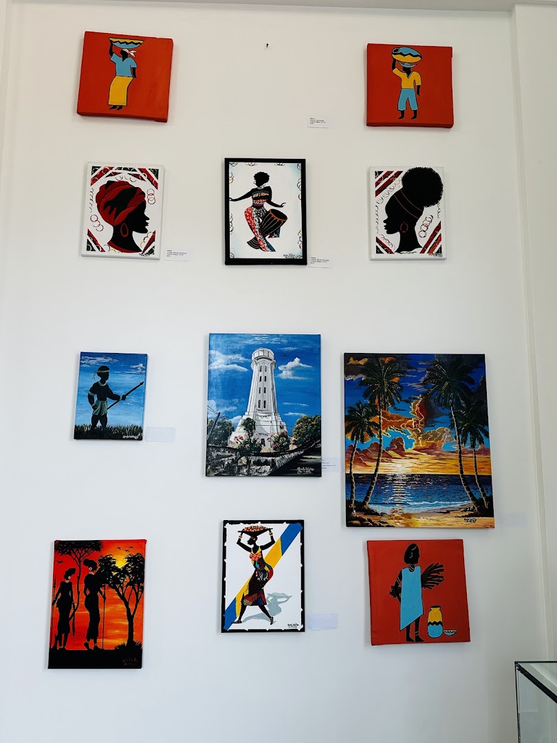 The Gallery & Wine Bar: clear display of gallery artwork