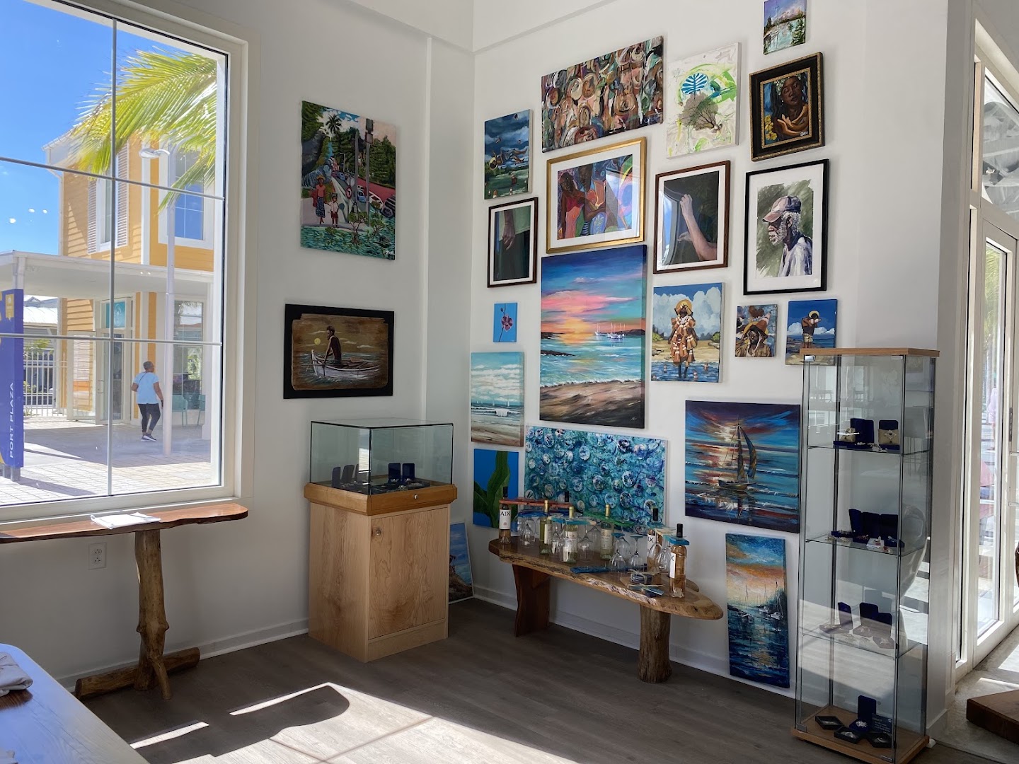 The Gallery & Wine Bar: clear view of gallery interior