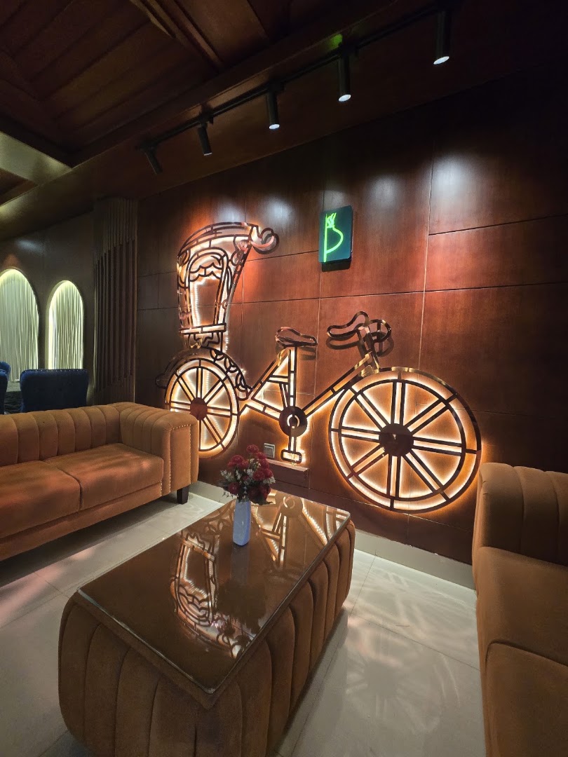 Basmati Restaurant: attractive interior and professional lighting