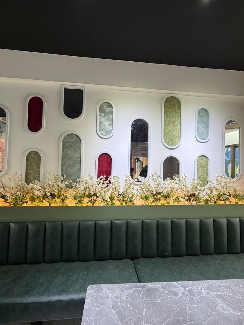 Better Brew Restaurant: attractive interior design and atmosphere