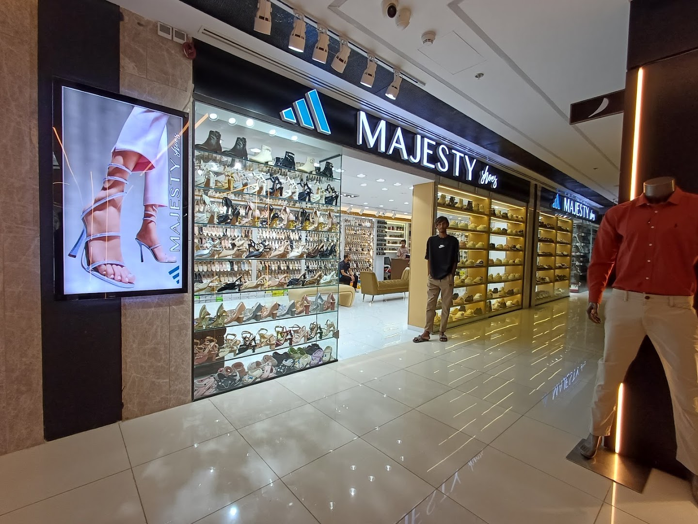 Concord Mueen Square Shopping Mall: clear storefront showing shop interior