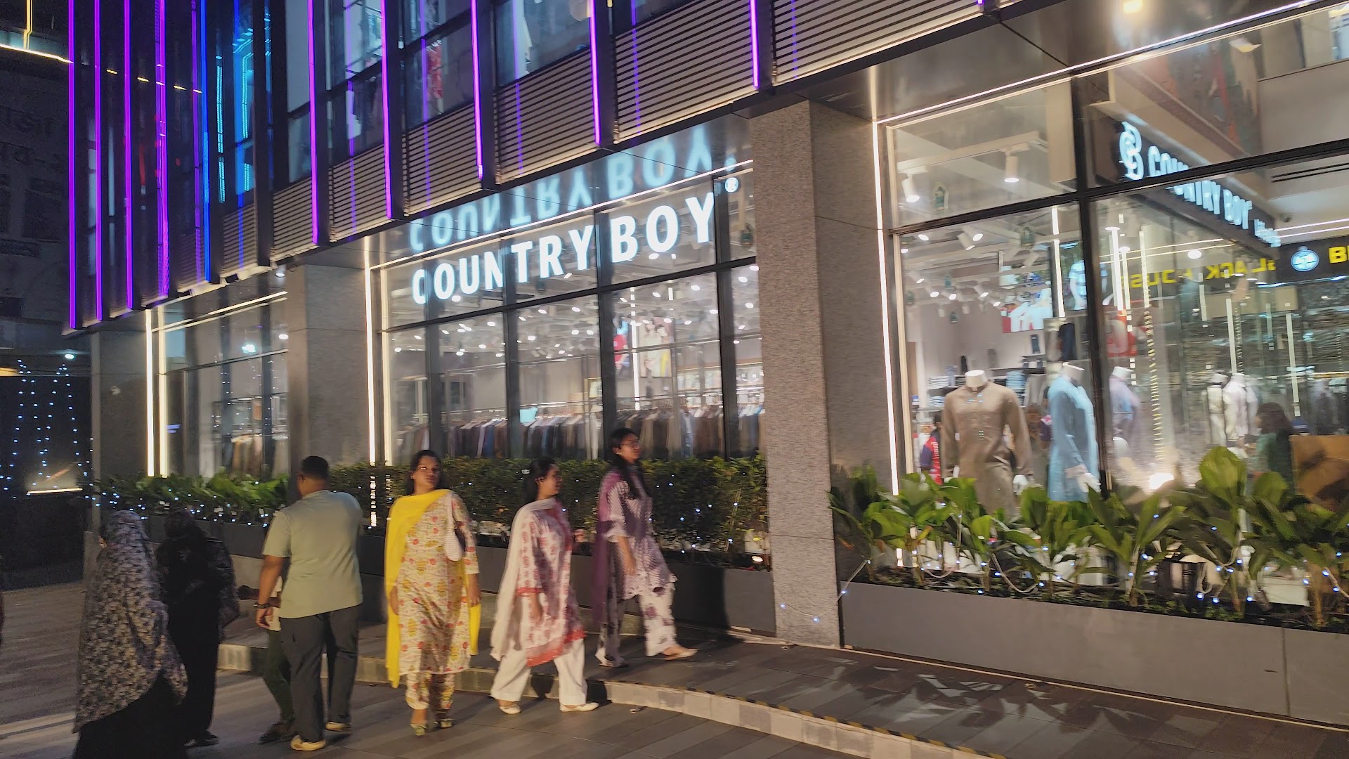 Concord Mueen Square Shopping Mall: clear storefront and inviting atmosphere