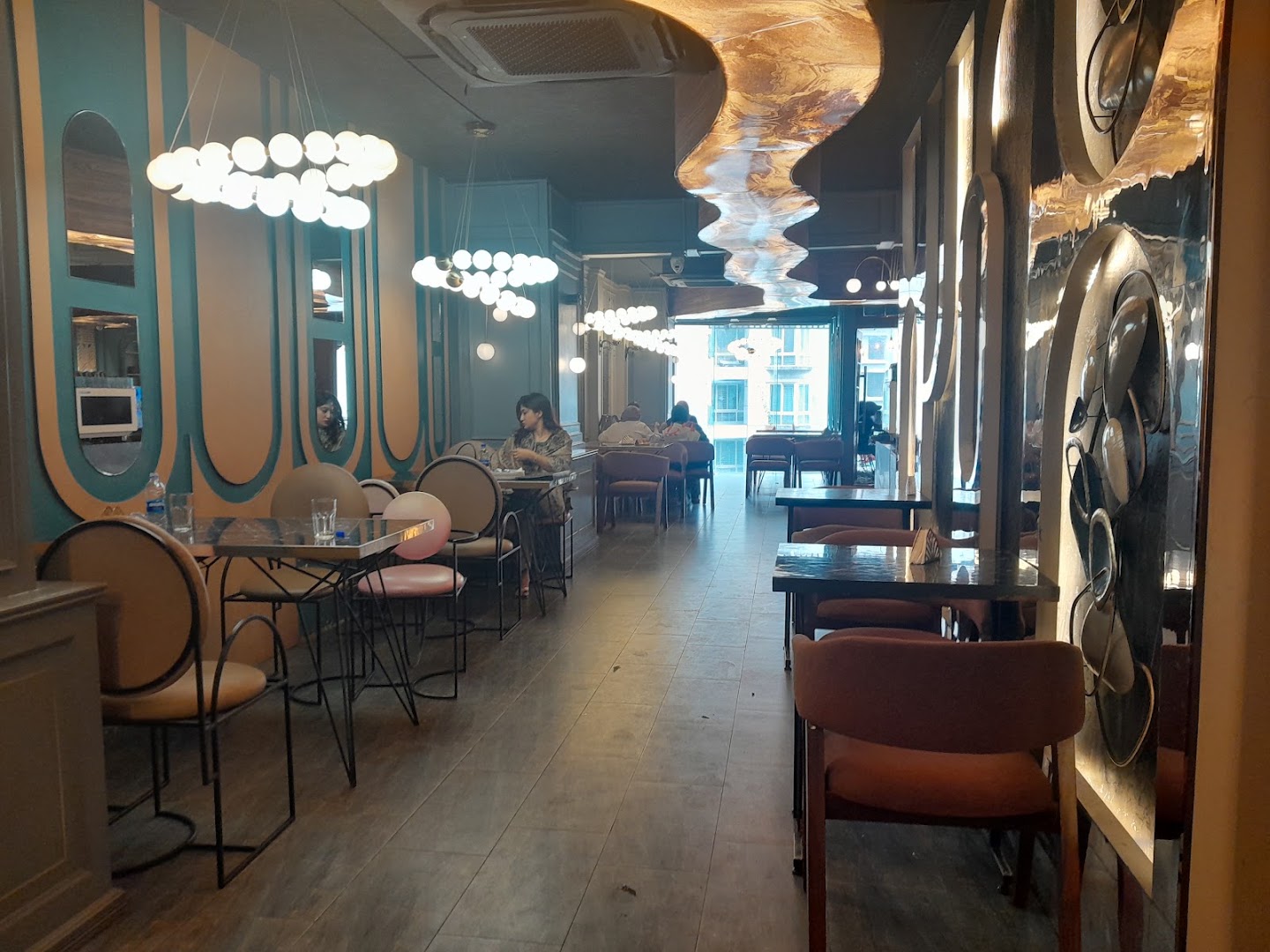 Oro Roasters: clear, inviting interior atmosphere