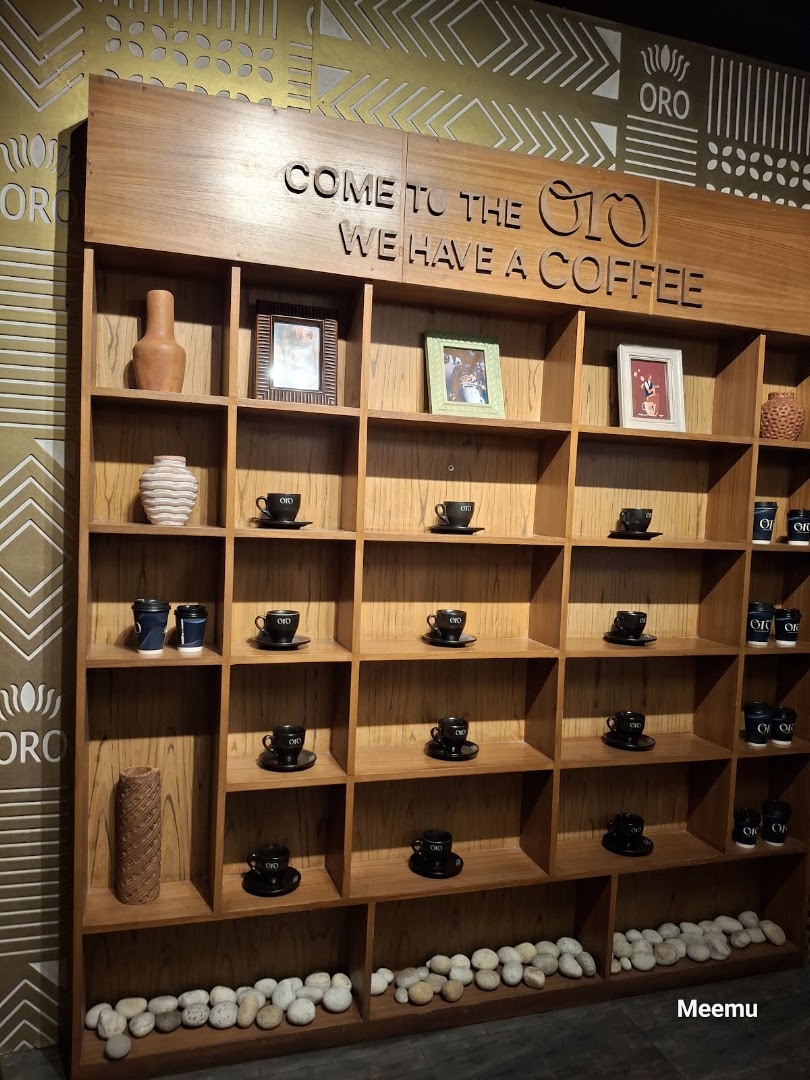 Oro Roasters: attractive display of branded merchandise