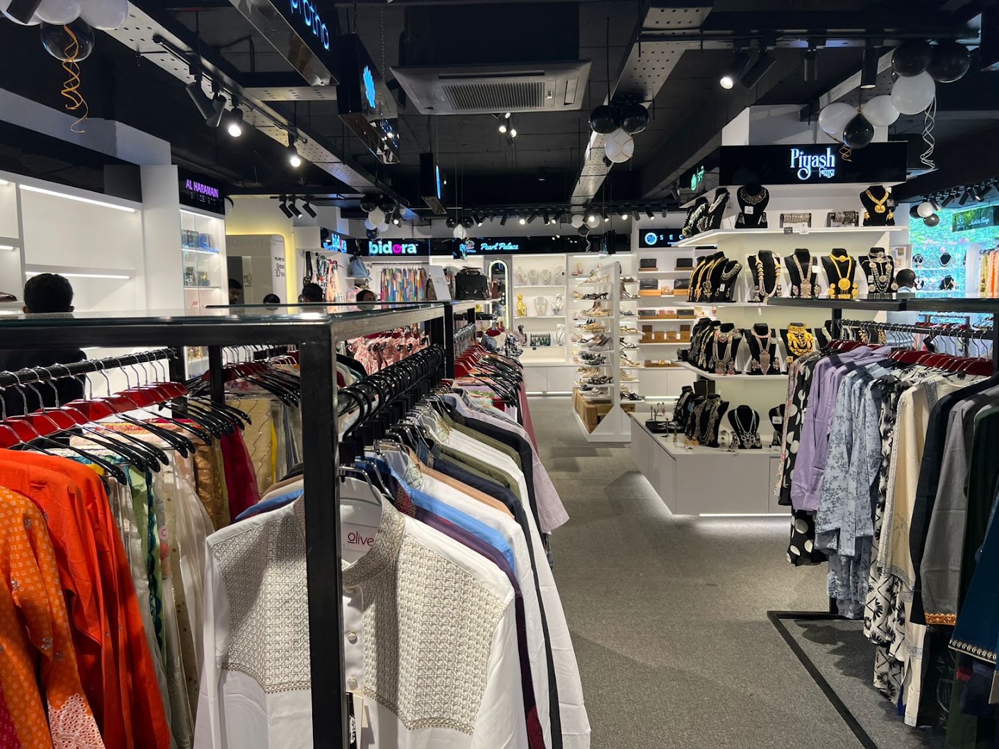 Prelegant Mall: clear, professional shop interior view