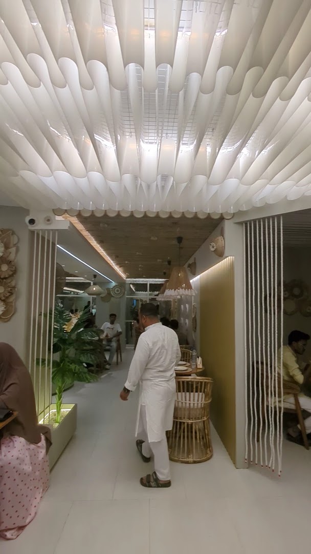 ZAVOR: restaurant interior and atmosphere
