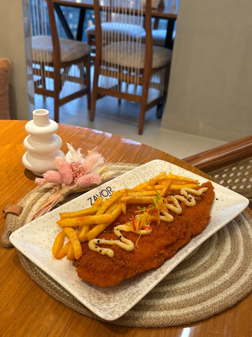 ZAVOR: appetizing food photography in restaurant setting