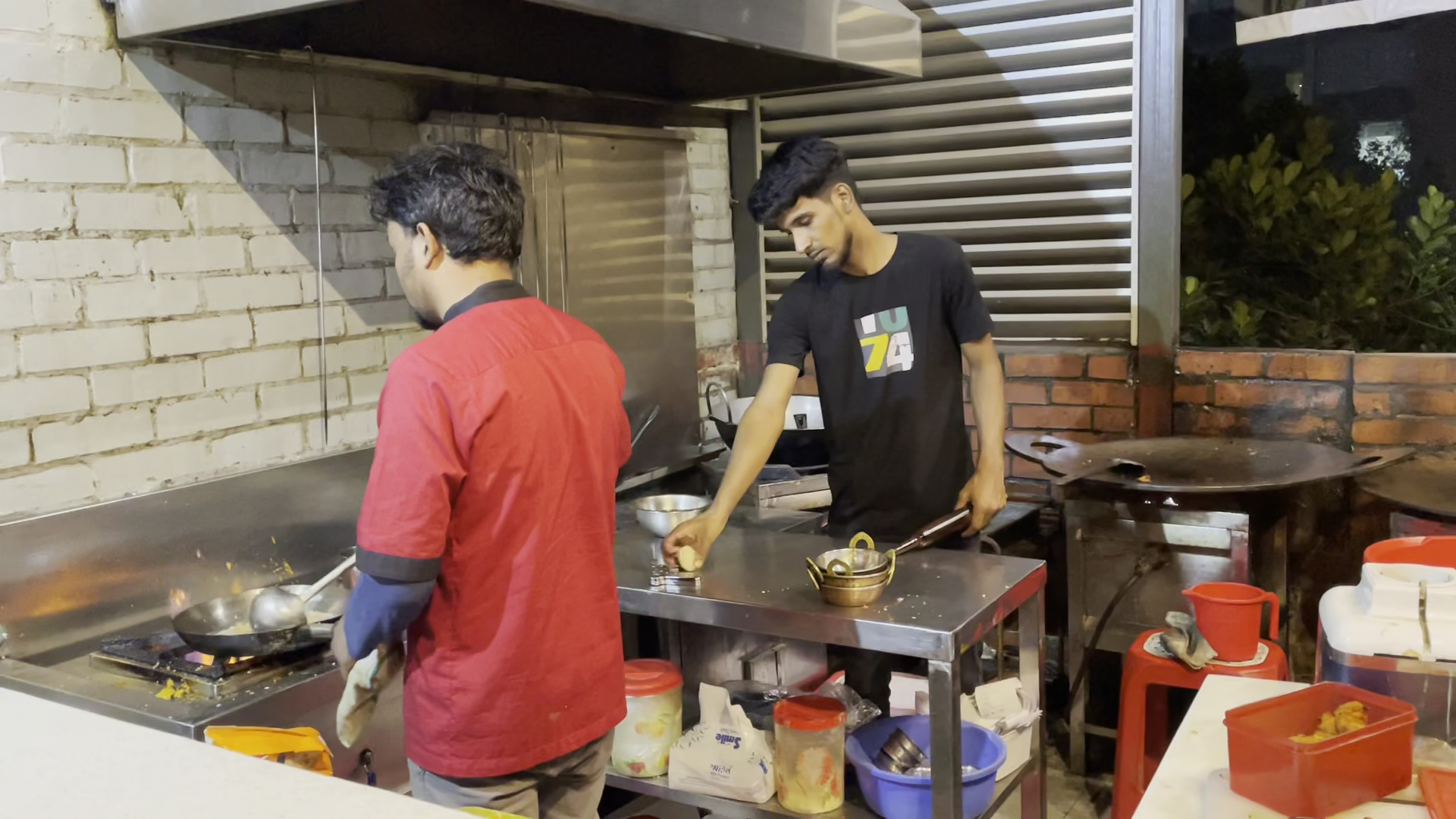 Cha Chai: staff preparing food