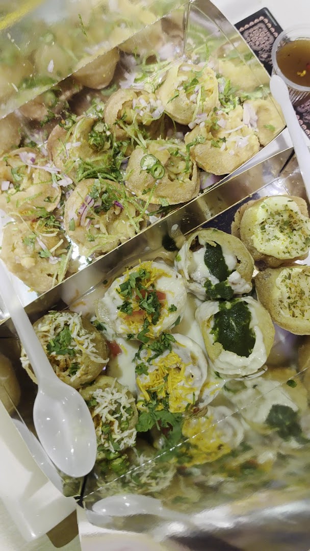 Fuchkawali: appetizing photo of served food