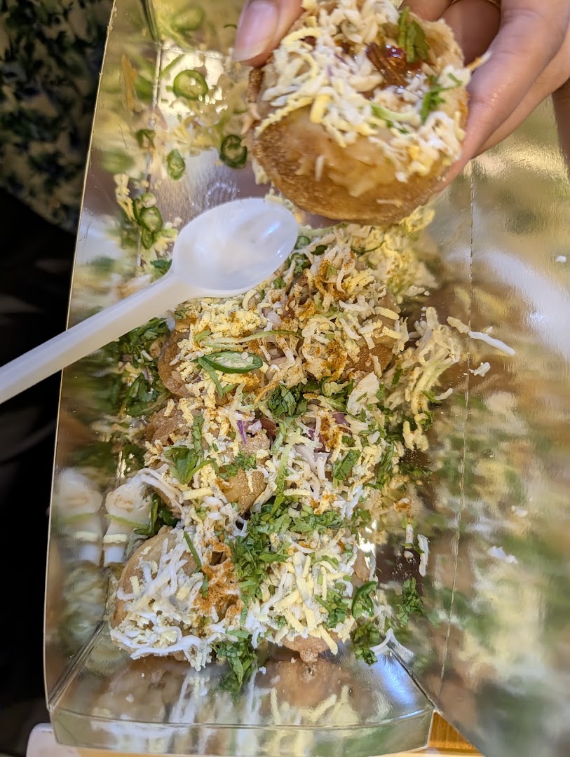 Fuchkawali: appetizing photo of served food