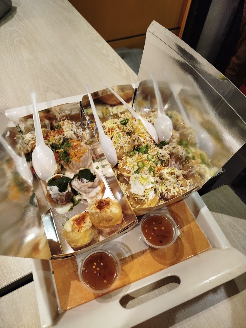Fuchkawali: appetizing photo of served food