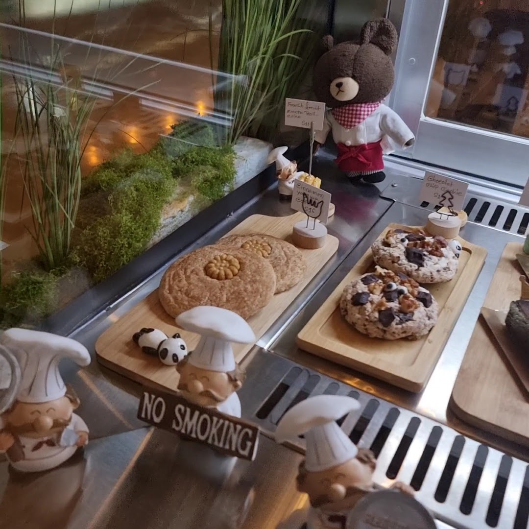 Moja Korean Fusion Restaurant: appetizing display of restaurant food