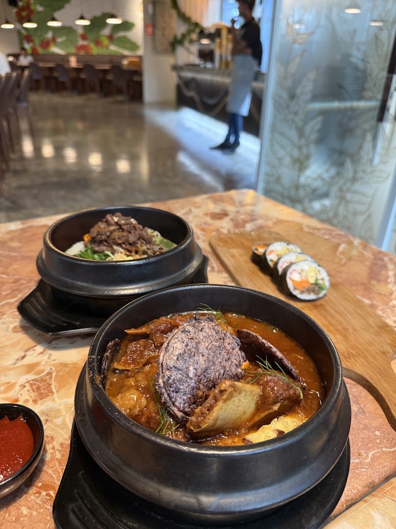 Moja Korean Fusion Restaurant: appetizing food presentation and atmosphere