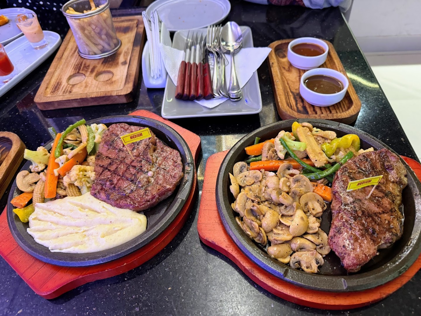Olio Steak: appetizing food presentation and quality