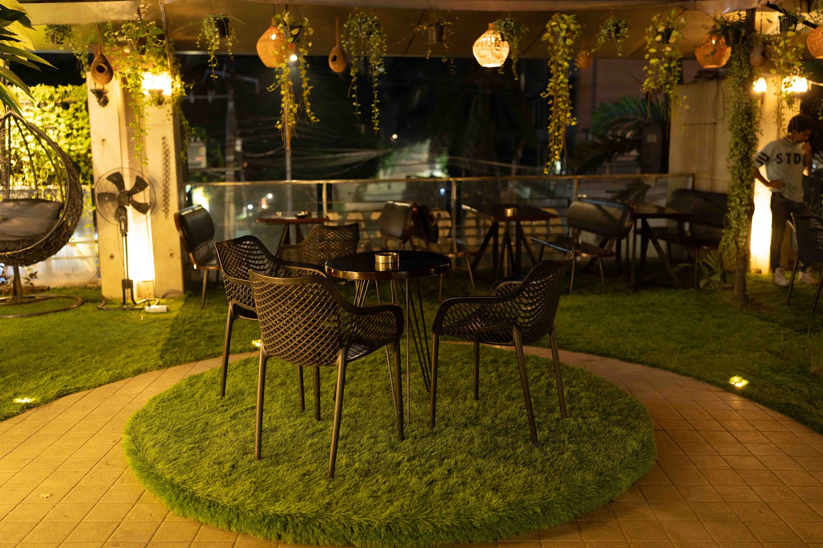 Olio Steak: attractive and inviting restaurant terrace