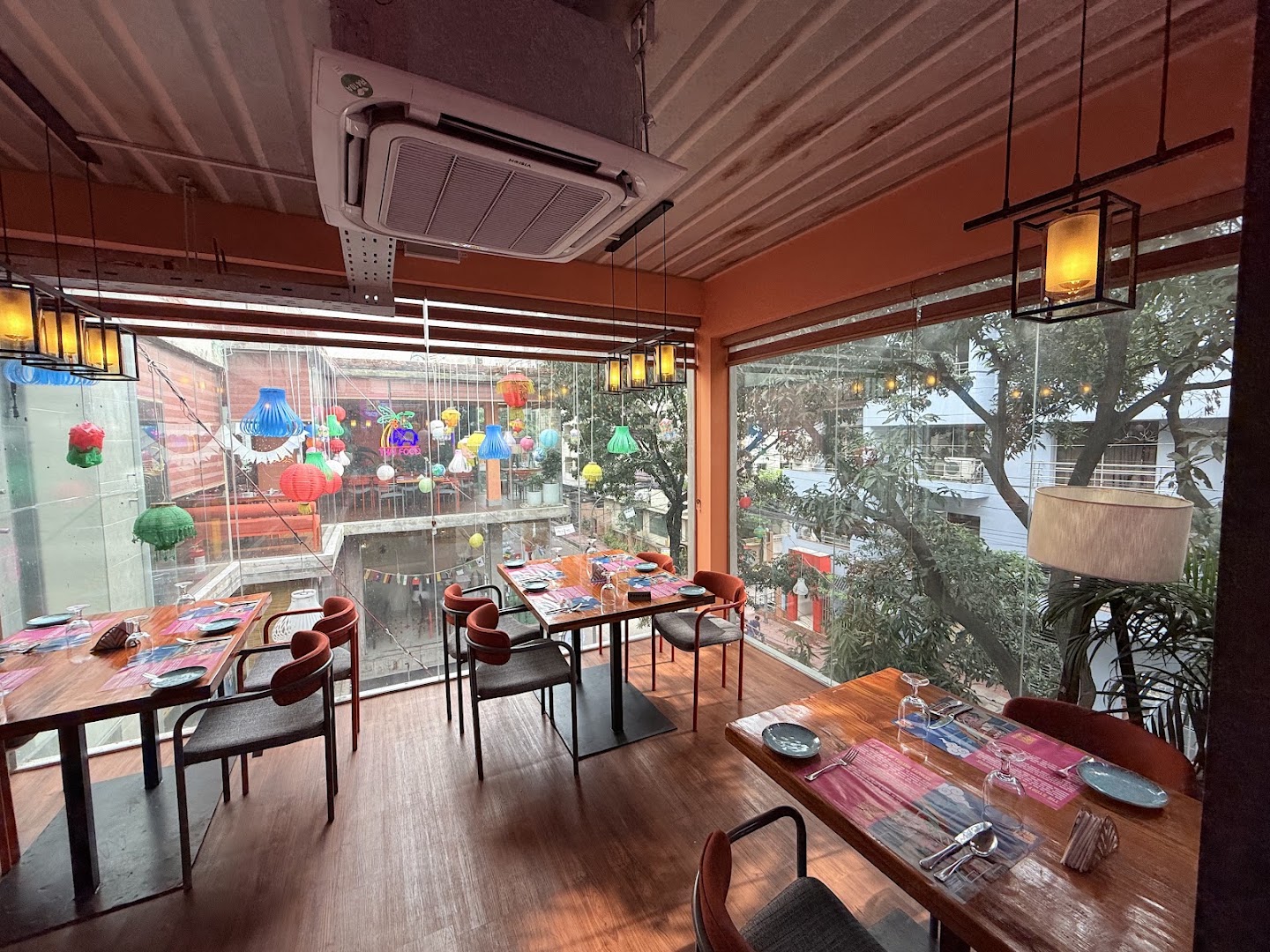 TukTuk Express: attractive interior and inviting atmosphere