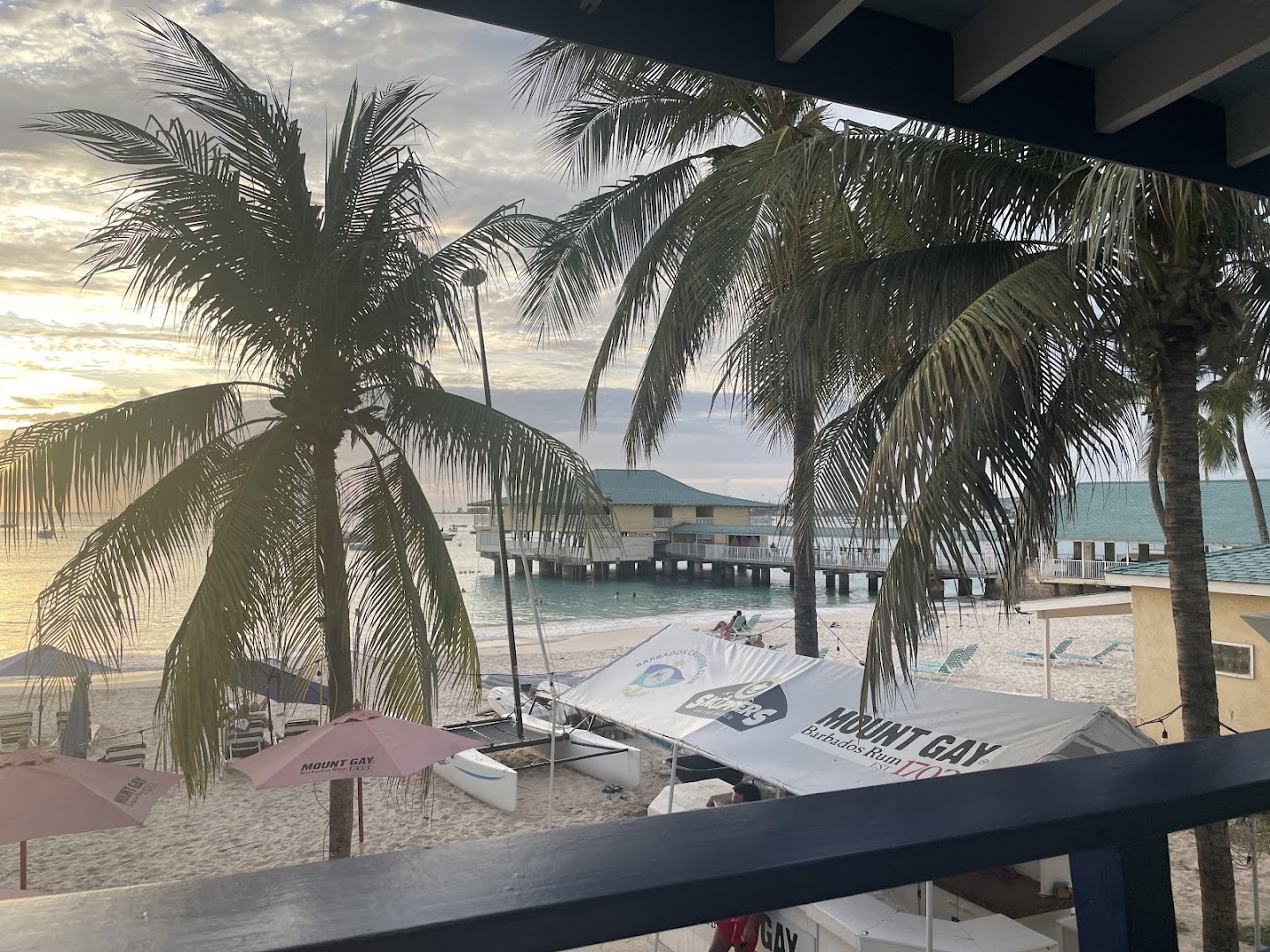 Dipper's Beach Bar: beautiful beach bar atmosphere