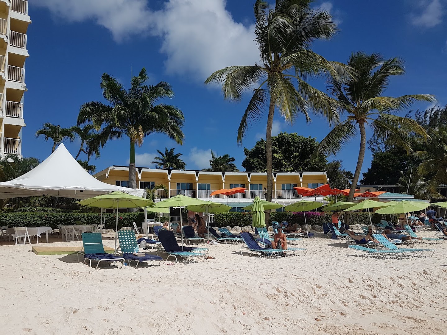 Dipper's Beach Bar: clear, inviting beach bar atmosphere