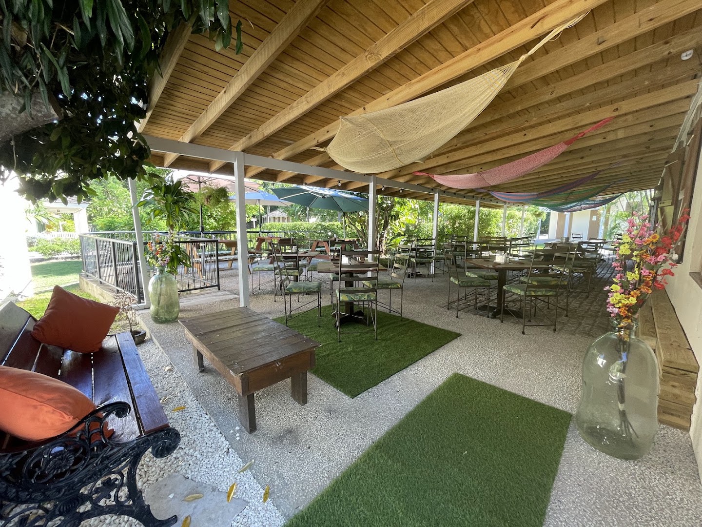 George Washington Coffee House: inviting and clear terrace photo