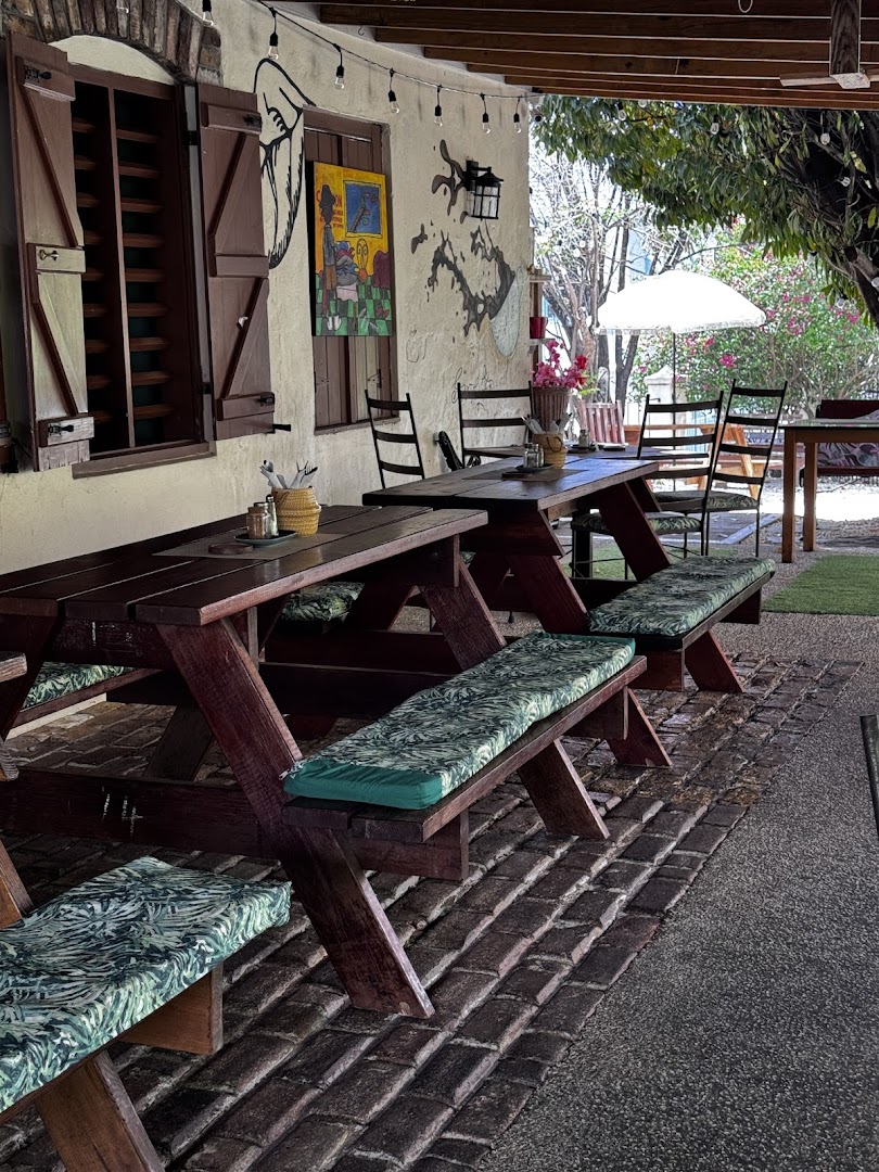 George Washington Coffee House: inviting and clear outdoor seating