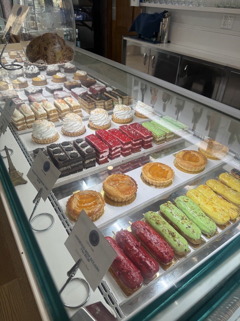 Café de Paris Barbados: appetizing display of fresh pastries