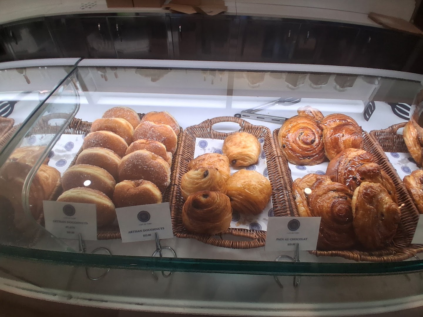 Café de Paris Barbados: appetizing display of fresh pastries