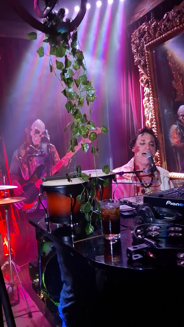 Jeremy's: lively bar performance atmosphere