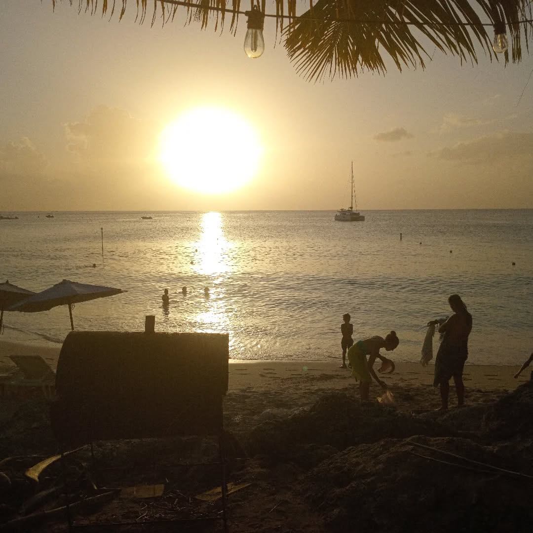 Kirt's Beach Bar: atmospheric shot of beach bar