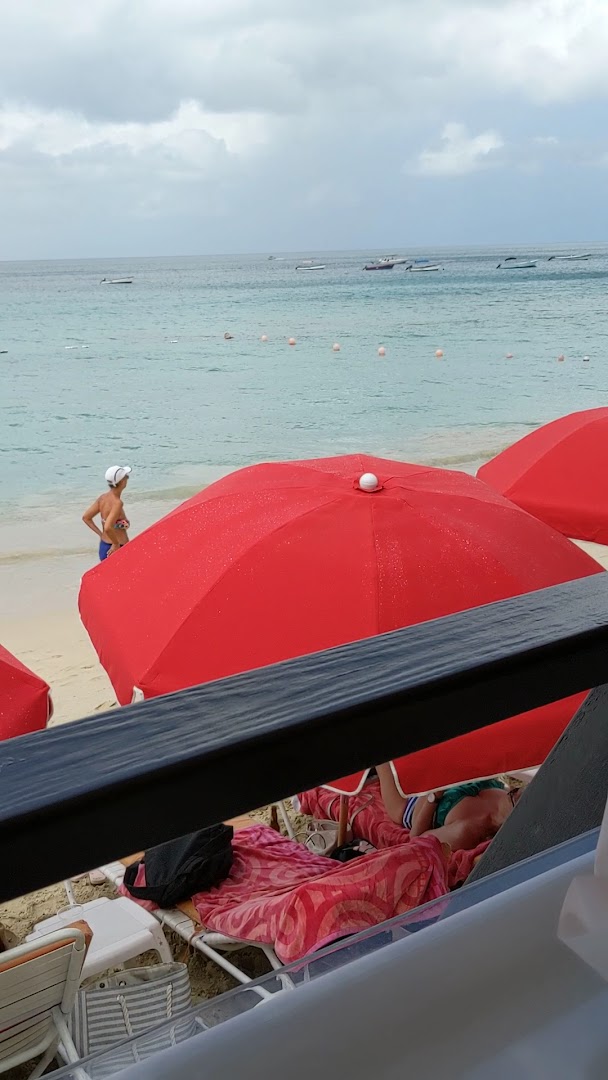 Zaccios: restaurant beach terrace atmosphere