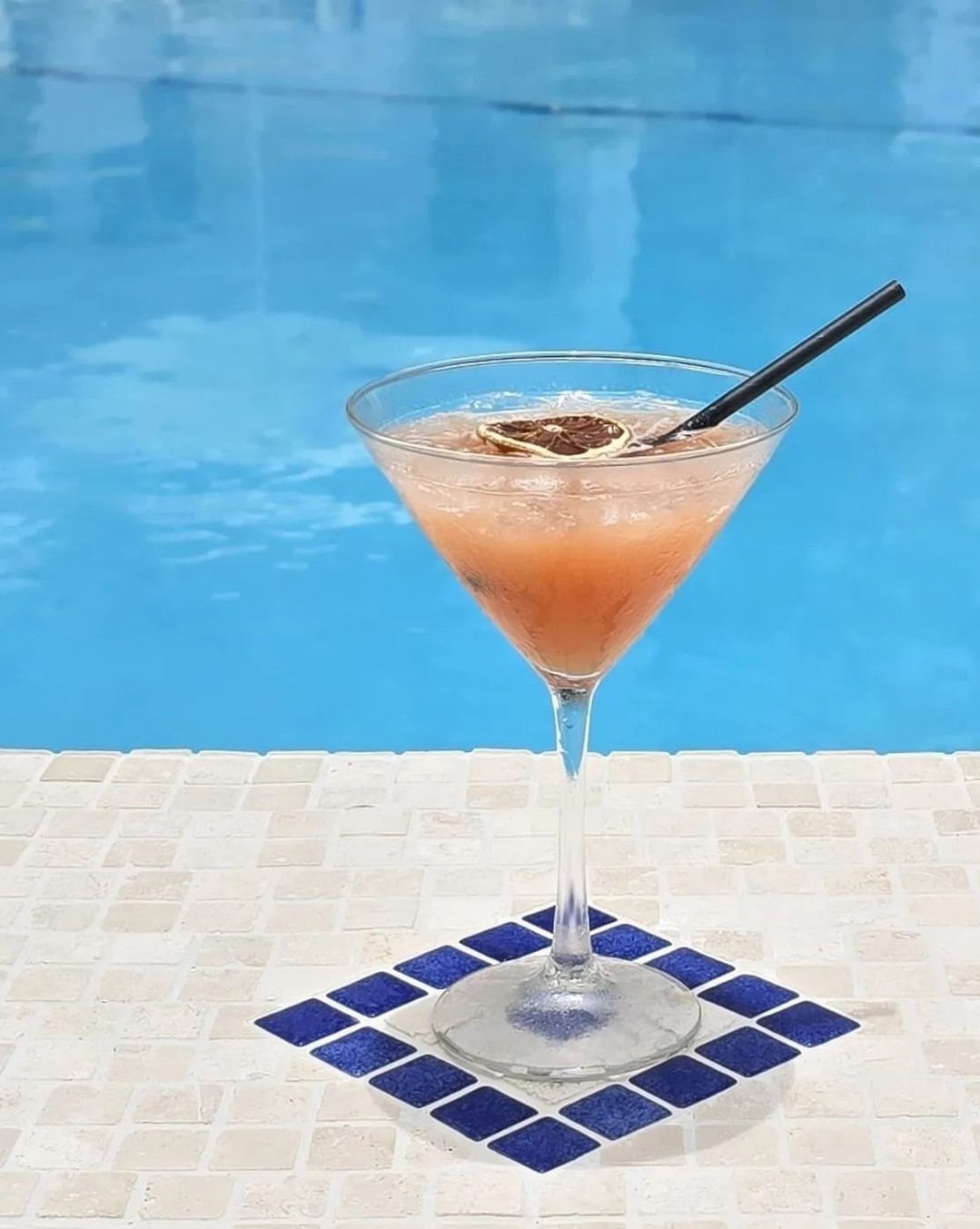 Driftwood Restaurant & Bar: appealing cocktail photo by pool