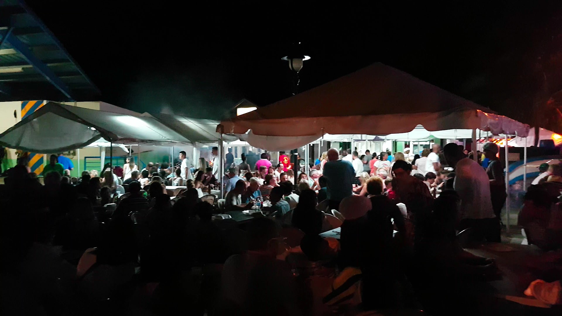 Mo's Grill and Bajan Cooking: lively restaurant atmosphere