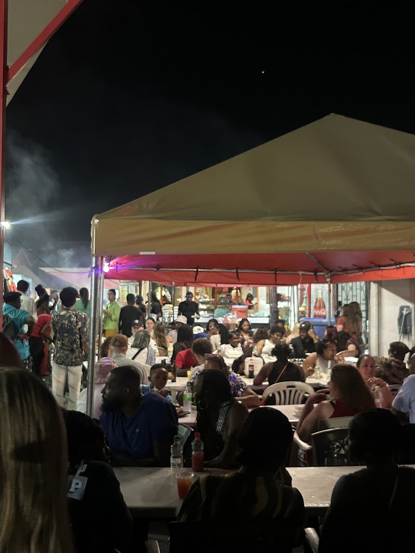 Mo's Grill and Bajan Cooking: lively restaurant atmosphere