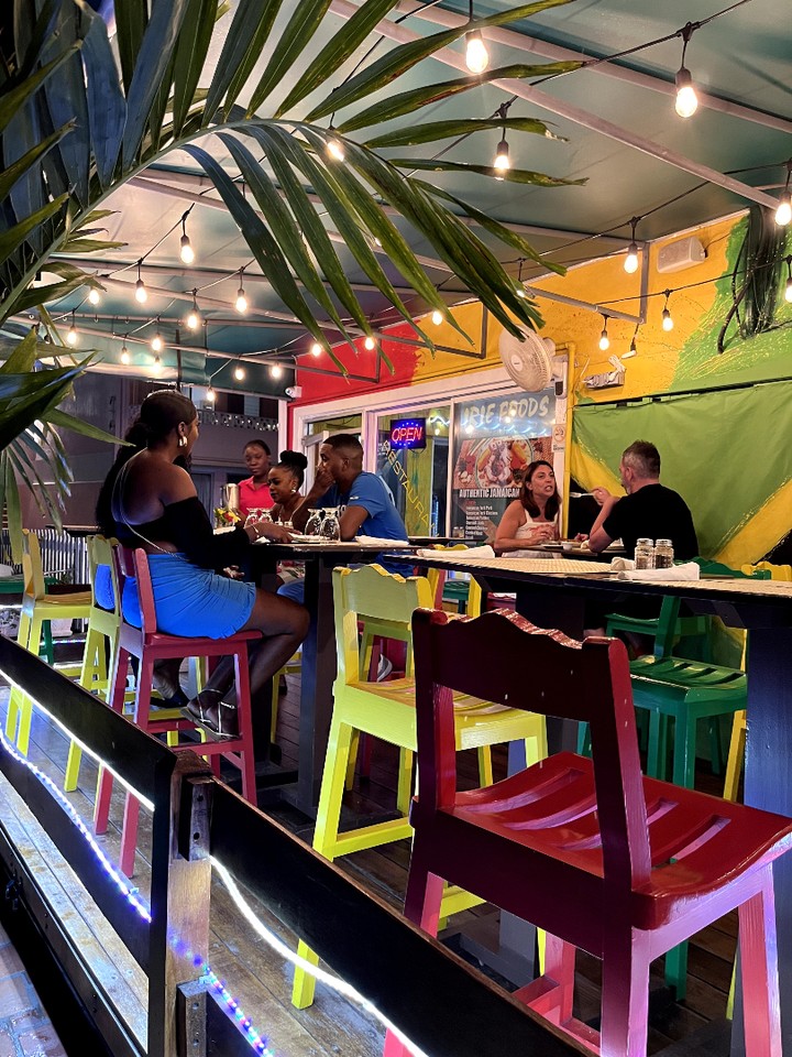 Irie Foods: inviting atmosphere with happy customers