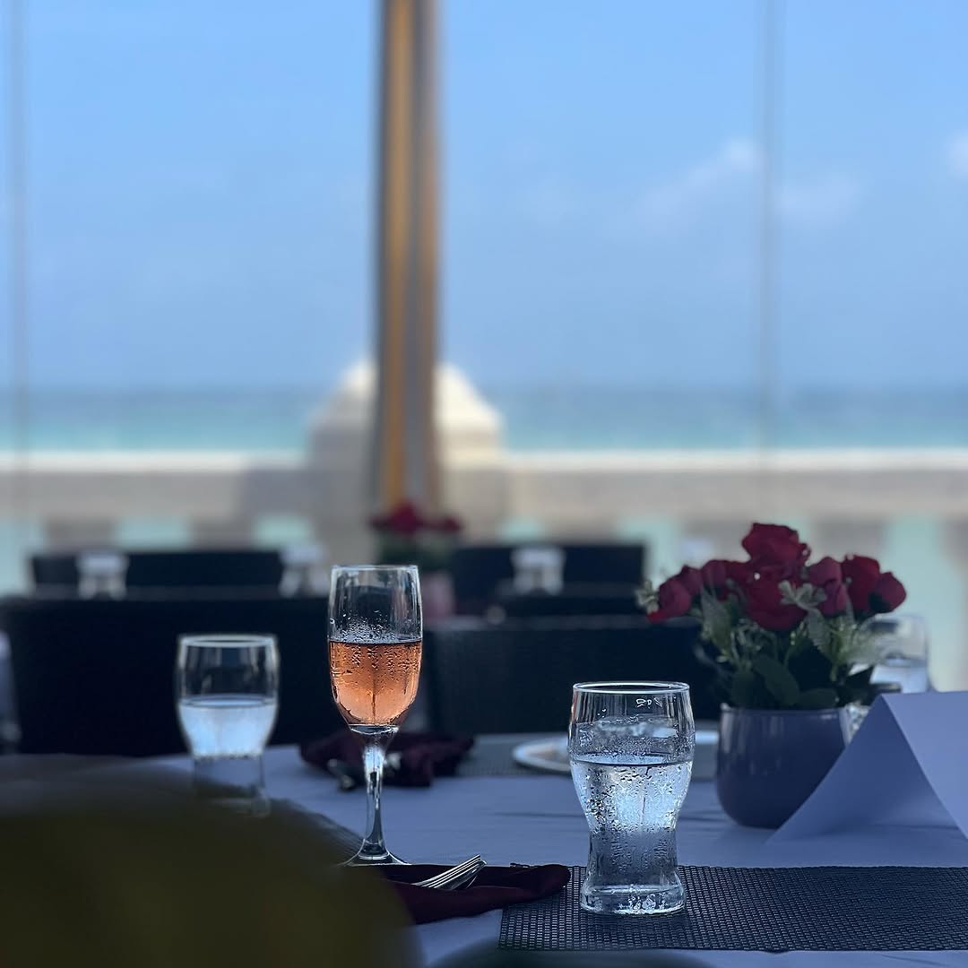 Sea Grape Bar and Restaurant: beautiful atmosphere and ocean view