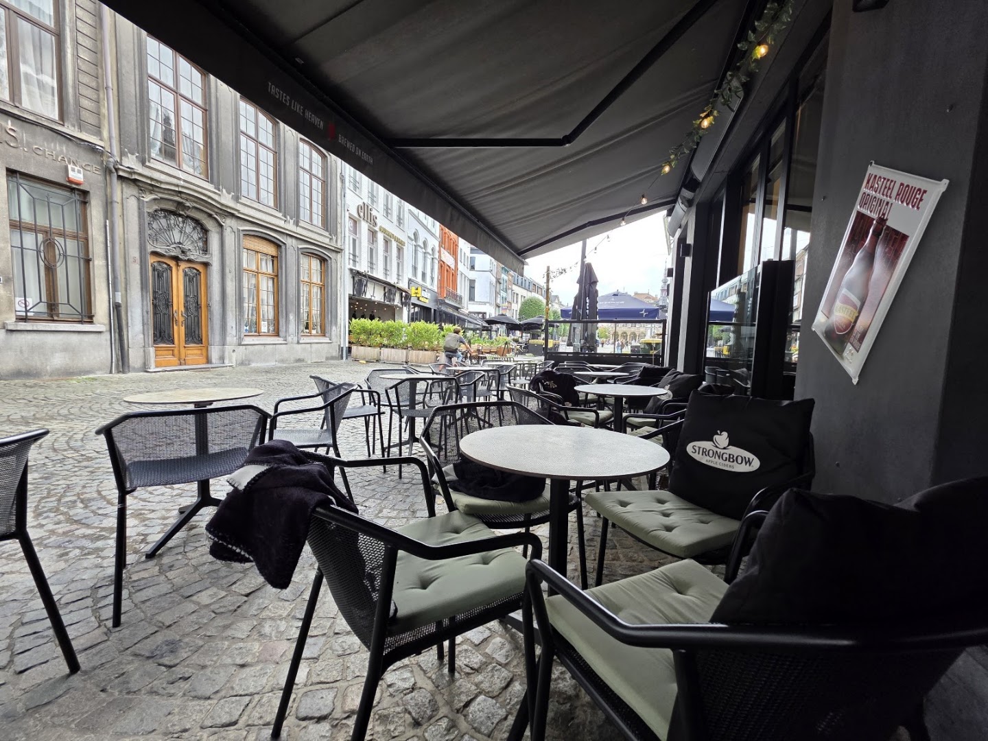 Apropo: inviting terrace atmosphere shown clearly