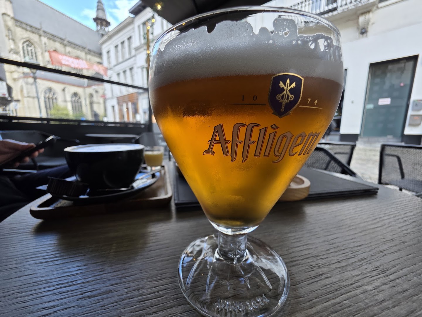 Apropo: appealing photo of served drink