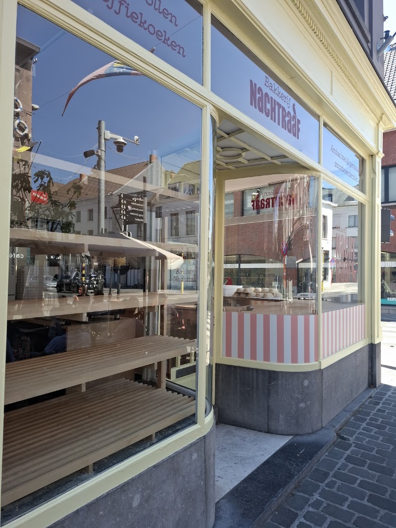 Bakkerij Nachtraaf: clear storefront photo of bakery