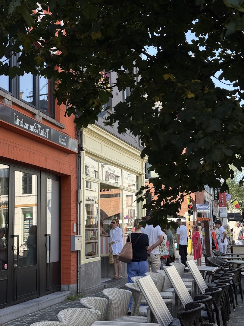 Bakkerij Nachtraaf: clear view of shop exterior