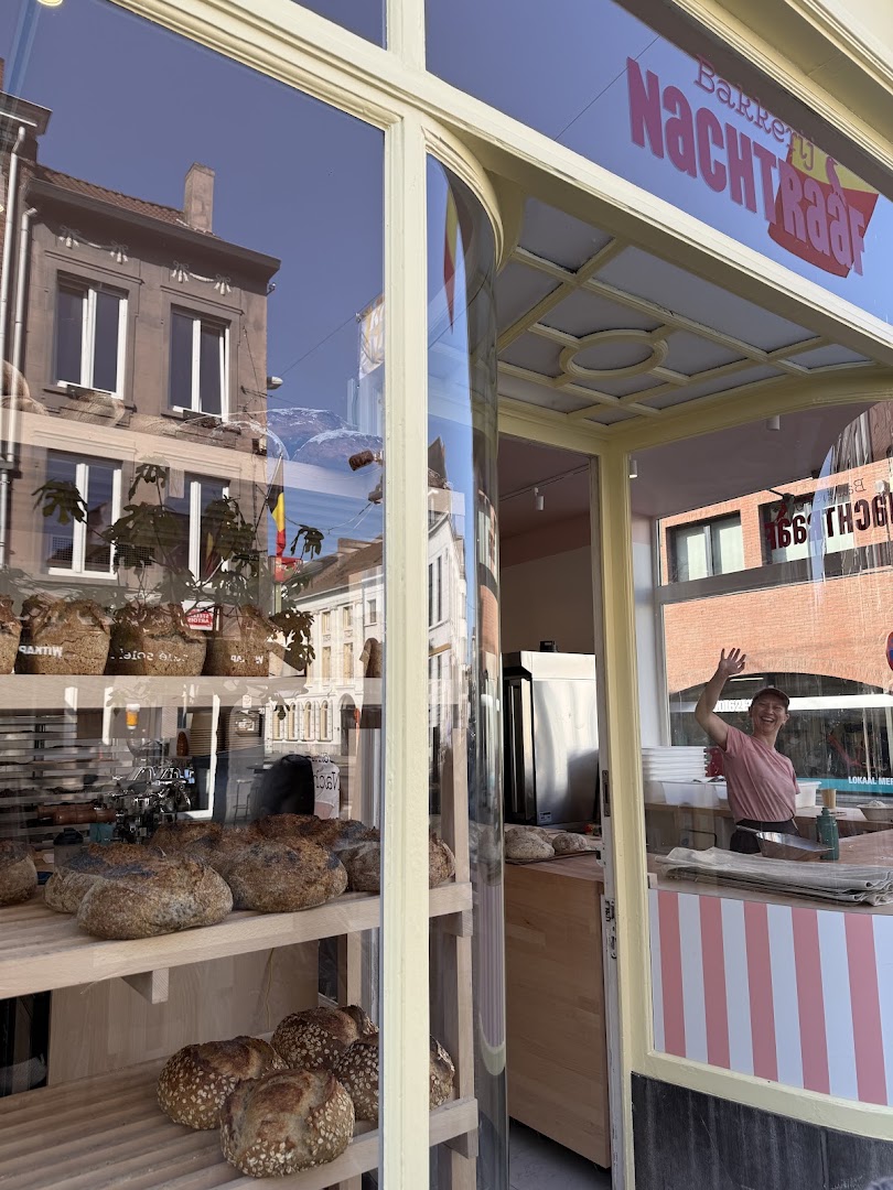 Bakkerij Nachtraaf: inviting storefront with visible products