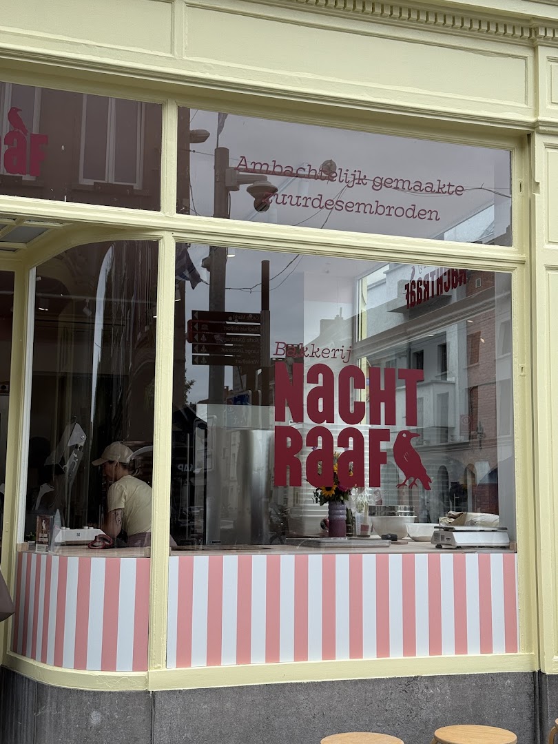 Bakkerij Nachtraaf: clear storefront showing shop branding