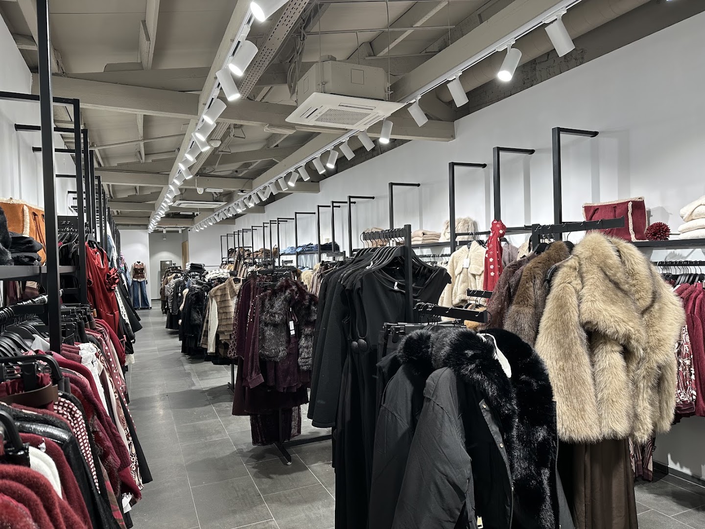 M Studio: clear, professional shop interior photo