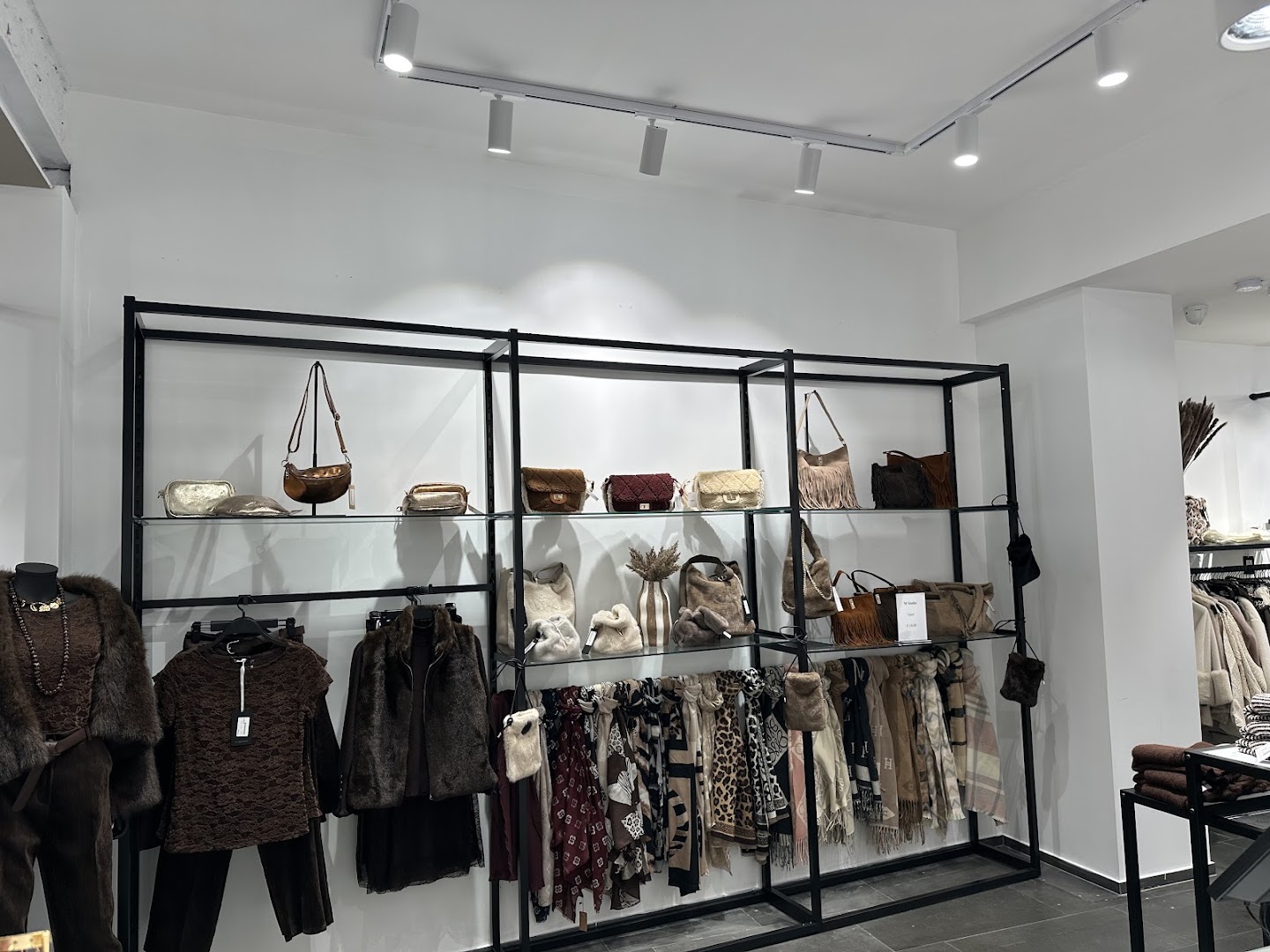 M Studio: clear display of shop products